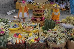 ofrendas en la ceremonia nyepi de los hindúes indonesios. foto