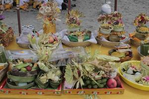 ofrendas en la ceremonia nyepi de los hindúes indonesios. foto