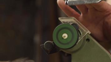 herramienta de talla de madera de cincel de afilado video