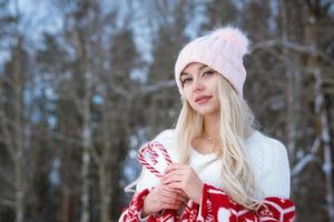 retrato de una mujer joven en un plaid al aire libre en invierno foto