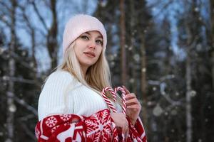 retrato de una mujer joven en un plaid al aire libre en invierno foto