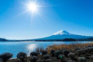 montaña fuji con lago kawaguchiko y cielo azul foto
