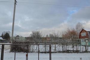 edificios rurales cubiertos de nieve en invierno foto