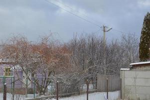 edificios rurales cubiertos de nieve en invierno foto