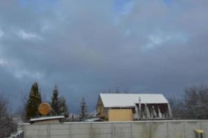 edificios rurales cubiertos de nieve en invierno foto