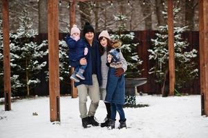 familia joven con dos hijos en día de invierno. foto
