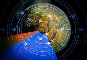 pantalla simulada que muestra diferentes vuelos para transporte y pasajeros con el mundo como fondo foto