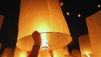 drijvende Aziatische lantaarns in Chiang Mai, Thailand video