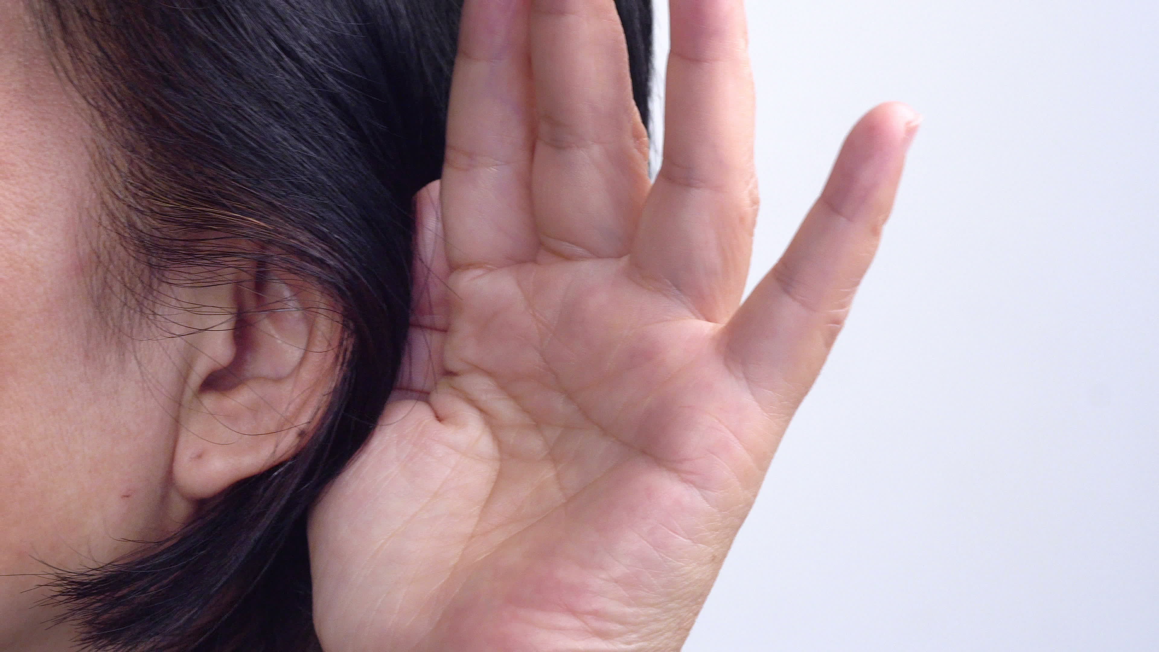 наушники для слабослышащих людей. Hear video. левое ухо. кохлеарный имплант кохлер. Hear video.