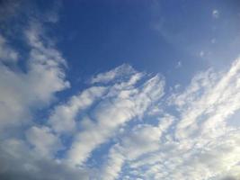 cielo despejado por la mañana con nubes blancas foto