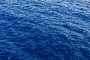 agua de mar azul en calma. mar azul claro - fondo, papel pintado y textura abstractos. enfoque selectivo foto