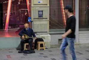 estambul, turquía, 2018 - busking en la noche en estambul, turquía el 24 de mayo de 2018. personas no identificadas foto