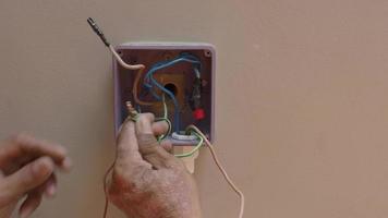 reparos de plugues elétricos e cabos de extensão por um eletricista profissional. video