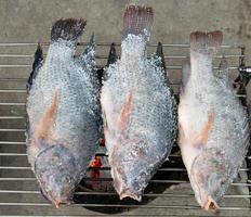 pescado a la parrilla en la estufa foto