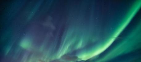 aurora boreal, aurora boreal con estrellas en el cielo nocturno foto