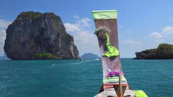 Boot auf dem Weg zur Insel Poda in der Nähe von Ao Nang, Krabi, Thailand video