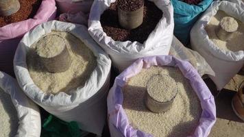 trois types de riz sur le marché local, chiang rai, thaïlande. riz japonais, riz pluvial, riz noir. video