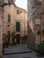 vista de la ciudad de valldemossa foto