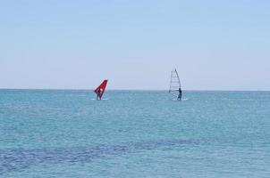 deporte de windsurf en las olas del mar foto