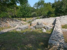 antiguas ruinas arqueológicas de omisalj en la isla de krk croa foto