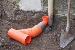 tuberías de plástico para aguas residuales subterráneas foto