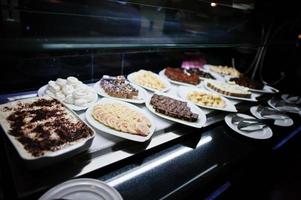 catering buffet de varios cuencos con panadería de dulces foto