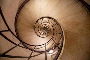 vista de las escaleras de caracol desde el arco de triunfo en parís. foto