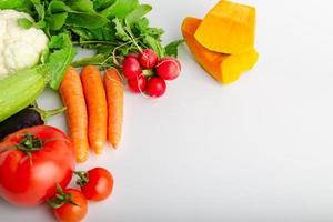 grupo aislado de verduras de temporada de invierno sobre vista plana blanca. incluye espacio de copia. foto