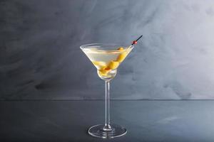 vista de detalle de primer plano de un cóctel de martini bien preparado. foto