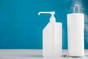 concepto de higiene, toalla de papel y líquido antiséptico desinfectante vista desde un estudio.