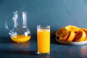 vista de detalle de primer plano del concepto de progreso de jugo de naranja squueze. foto