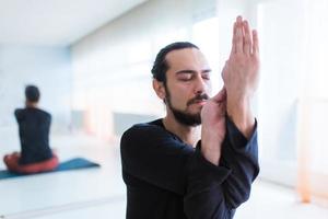 hombre en paz con estado de ánimo tranquilo en trance de meditación. incluye espacio de copia, toma interior con artista profesional. foto