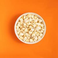 vista aérea de palomitas de maíz hechas de bocadillos de maíz para comer y disfrutar viendo deportes en vivo o series de televisión y varios programas de entretenimiento en su tiempo libre vacaciones familiares es una buena actividad familiar. foto