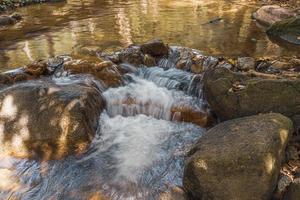 el agua en los recursos naturales en las atracciones de cascada en tailandia es fresca. el agua fresca fluye a través de las rocas. foto