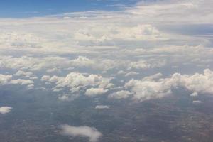 cielo azul con nubes en el avion foto