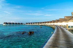 Hermoso hotel tropical resort de Maldivas e isla con playa y mar