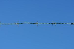 detalle de una protección de cerca de alambre de púas foto