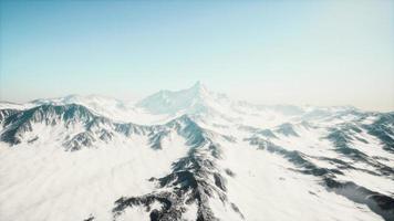 vista panorámica de la montaña de picos nevados y glaciares foto