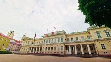 timelapse estático del palacio presidencial de lituania en vilnius video