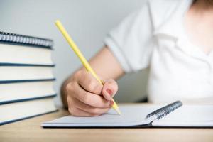 escribir un libro de estudio es esencial para el futuro. foto