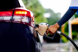 repostar su coche en la gasolinera con sus propias manos. para un viaje aerodinámico en la conducción en el viaje de camino foto