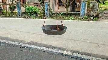 14 de marzo de 2022 en el subdistrito de tanggeung, regencia de cianjur, java occidental, indonesia, escamas propietarias de un vendedor de frutas y verduras al costado de la carretera. foto