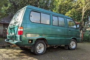 16 de marzo de 2022 en cianjur regency, java occidental, indonesia. el viejo coche verde en el patio. foto