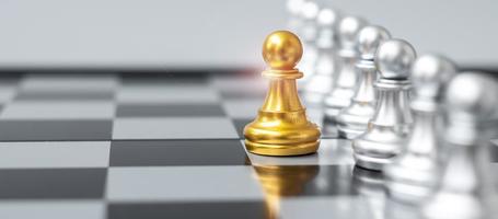 piezas de peón de ajedrez dorado o empresario líder se destacan entre la multitud de hombres plateados. concepto de gestión de liderazgo, negocios, equipo, trabajo en equipo y recursos humanos