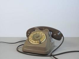 Teléfono antiguo con disco giratorio foto