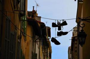 zapatos colgados en la ciudad de marsella foto