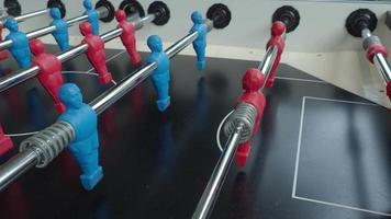 futebol de mesa de pebolim. futebol de mesa para jogar em pé. video