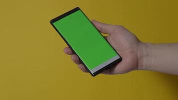 Smartphone-Bildschirm. Smartphone auf farbigem Hintergrund isoliert. video