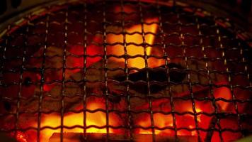 vuur in bbq houtskoolgrillfornuis voor het grillen van voedsel met rookkap. video