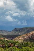 sedona, arizona, ee.uu., 2011. tormenta acercándose a chalets de vacaciones cerca de sedona, arizona, ee.uu. el 30 de julio de 2011 foto